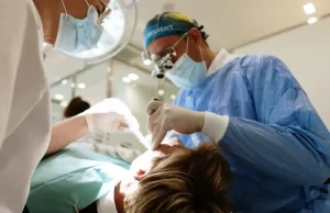 Intervención de cirugía oral en Junyent Estudi Dental con el equipo clínico trabajando con máxima precisión y esterilidad.