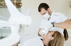 Cura i manteniment d'implants dentals